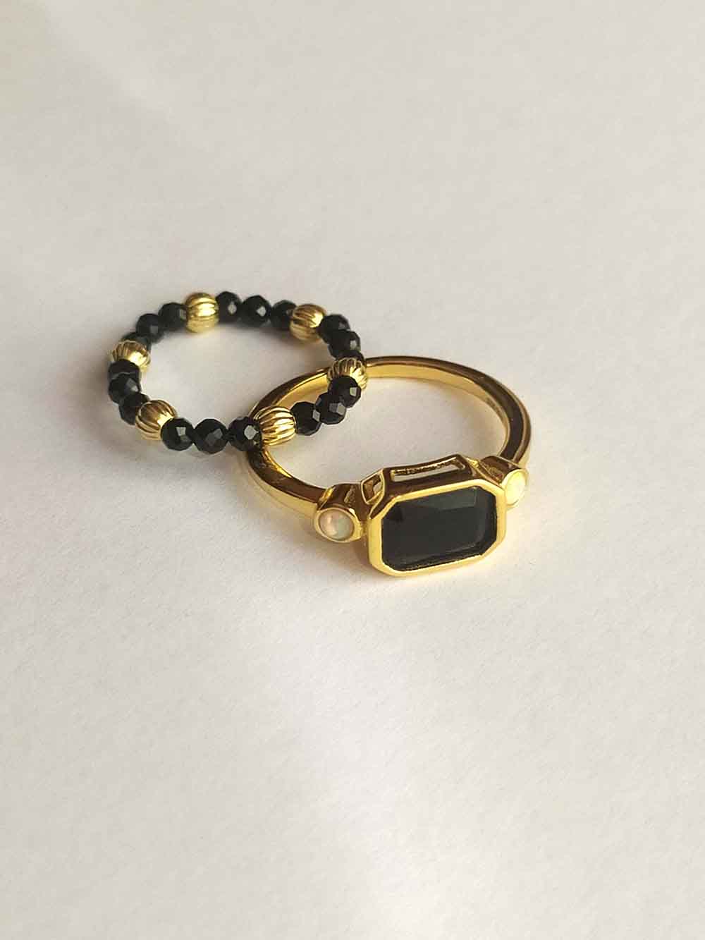 Anillos de plata y anillos el&aacute;sticos hecho a mano.